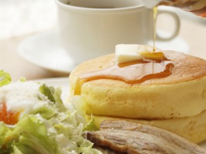 天美卵シーザーサラダのパンケーキ〜自家製ベーコン添え〜大江ノ郷テラス