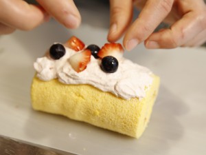 大江ノ郷自然牧場体験教室【期間限定】苺のロールケーキ作り